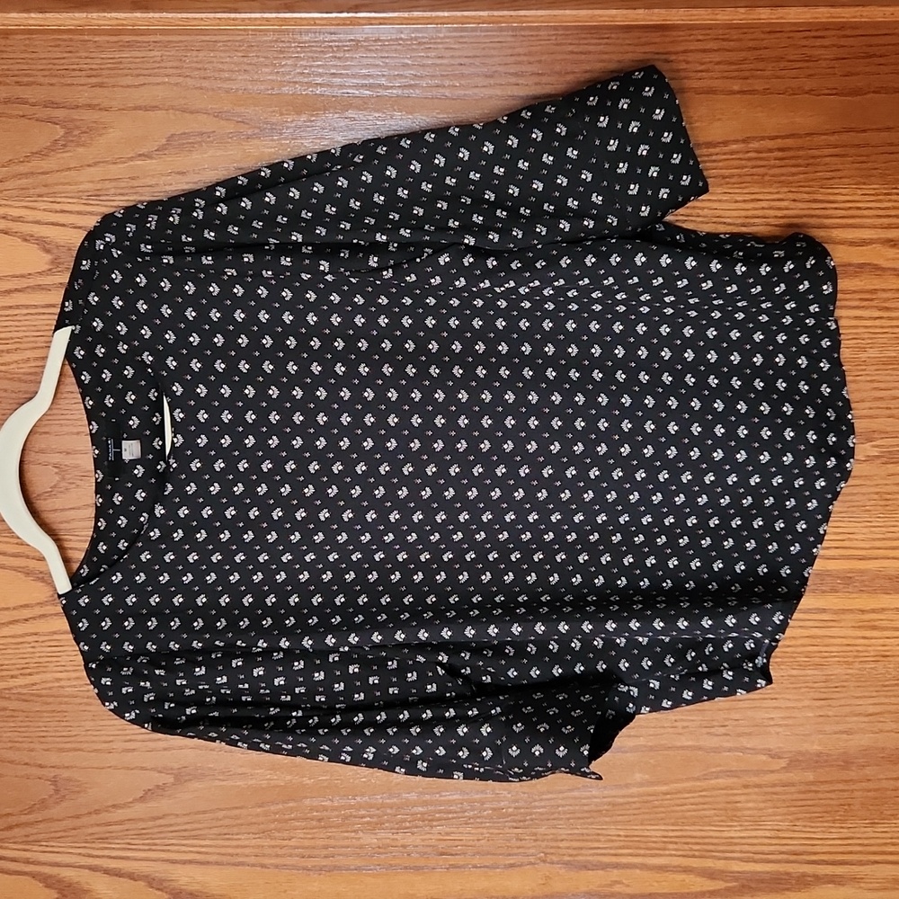 Black and ivory 3/4 sleeve length shirt